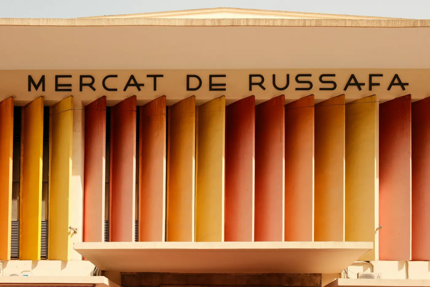 Fachada de colores del Mercat de Russafa en Valencia